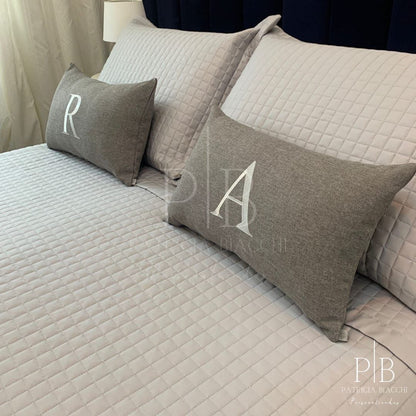 Almofada Individual Com Inicial Single Linho Cinza Bordado Cinza Claro