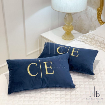 Almofada com Iniciais Married Veludo Marinho Bordado Dourado