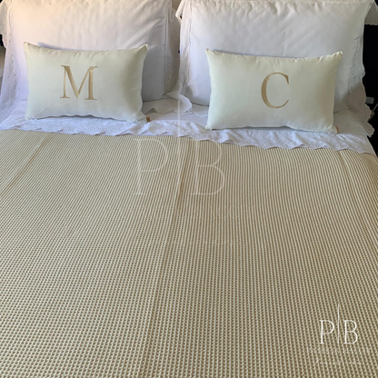 Almofada Individual com Inicial Single Veludo Branco Bordado Champanhe