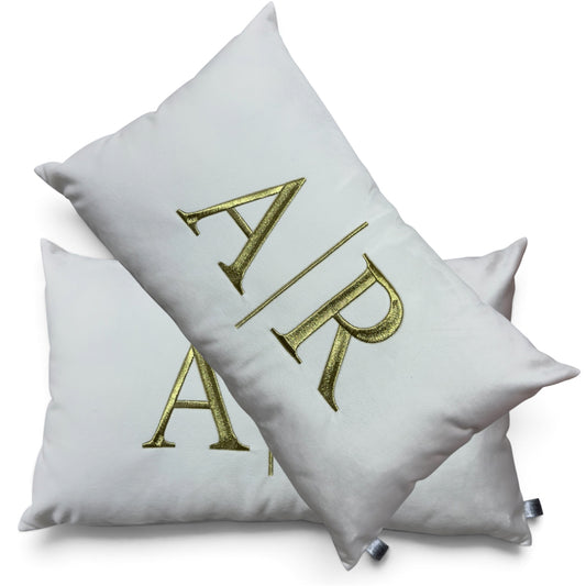 Par de Almofadas com Iniciais Married Veludo Branco Bordado Dourado