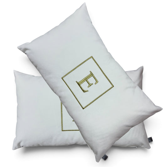 Par de Almofadas com Iniciais Square Veludo Branco Bordado Dourado