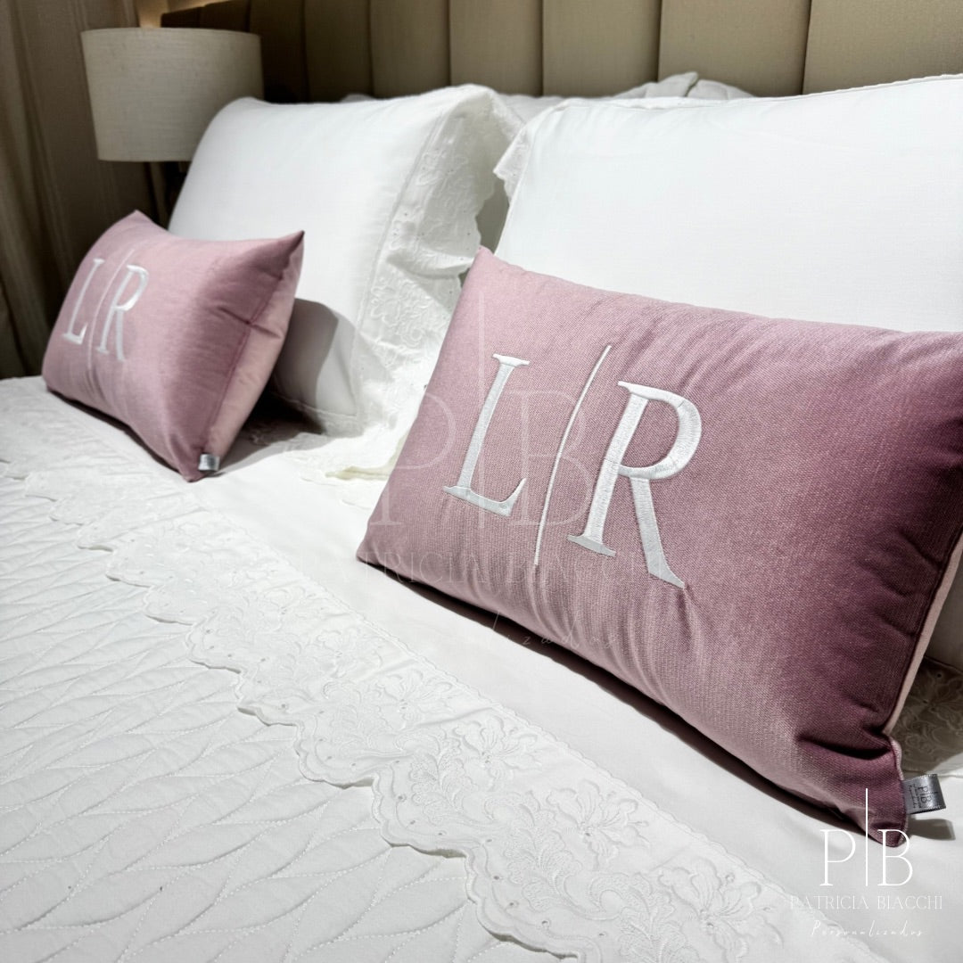 Almofada Individual com Inicial Married Veludo Rosa Bordado Branco