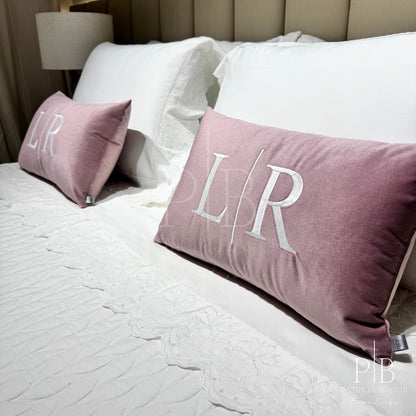 Almofada Individual com Inicial Married Veludo Rosa Bordado Branco
