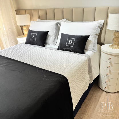 Par de Almofadas com Iniciais Square Veludo Preto Bordado Branco