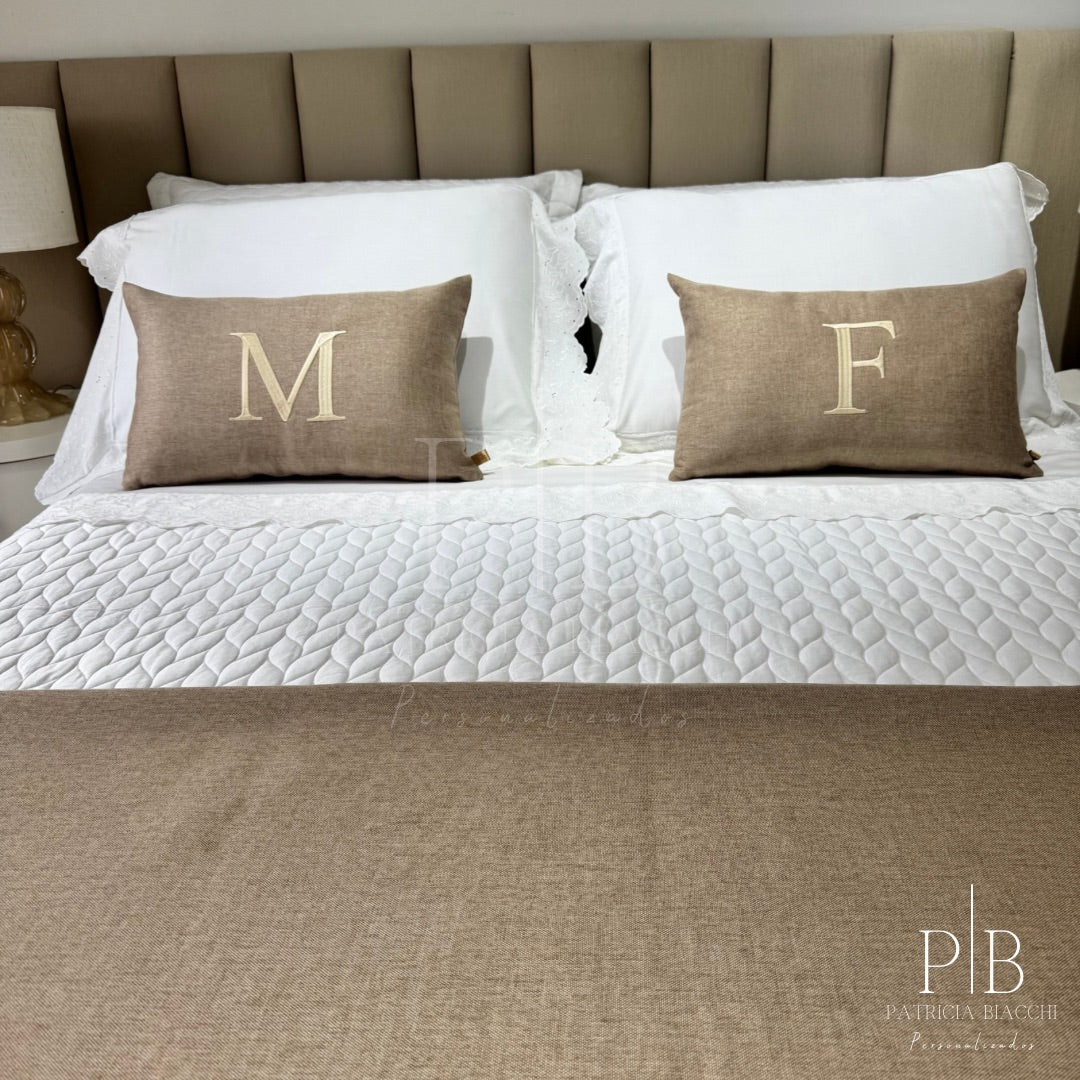 Almofada Individual com Inicial Single Linho Bege Bordado Champanhe