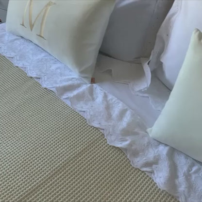 Almofada Individual com Inicial Single Veludo Branco Bordado Champanhe