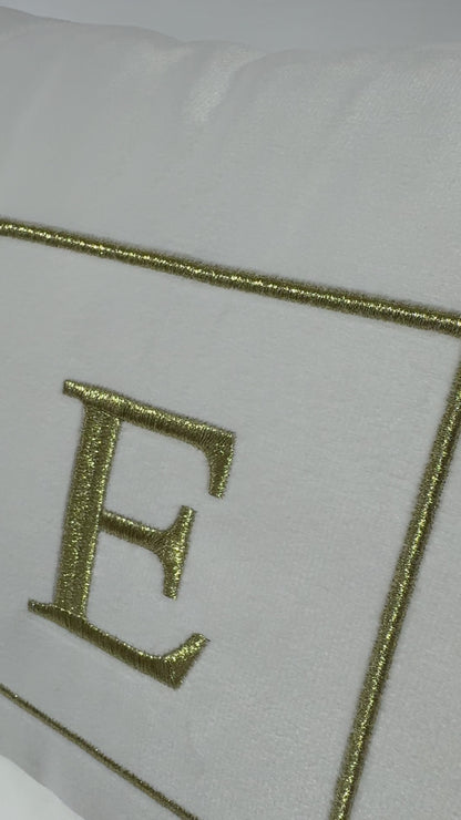 Par de Almofadas com Iniciais Square Veludo Branco Bordado Dourado