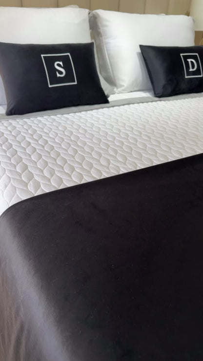 Par de Almofadas com Iniciais Square Veludo Preto Bordado Branco