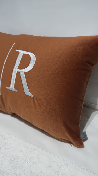 Par de Almofadas com Iniciais Married Veludo Terracota Bordado Branco