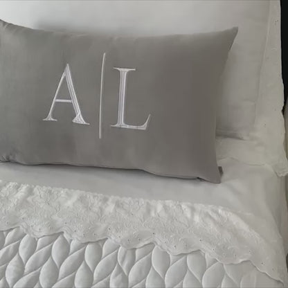Almofada Individual com Iniciais Married Veludo Cinza Claro Bordado Branco