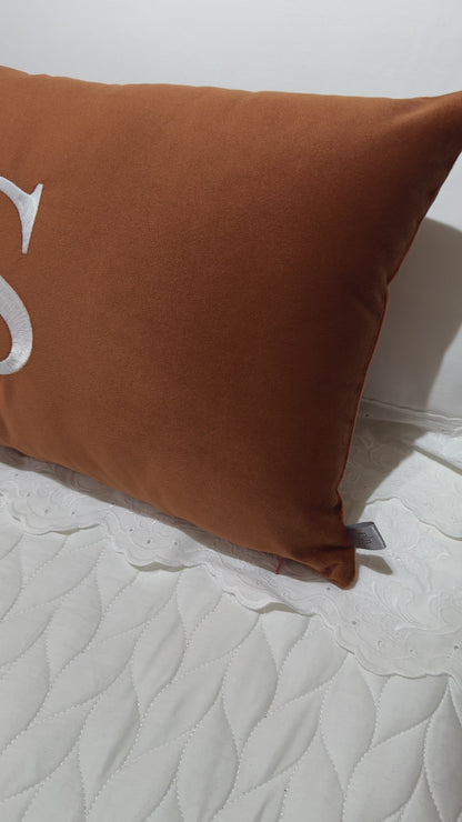 Almofada Individual com Inicial Single Veludo Terracota Bordado Branco