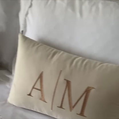 Par de Almofadas com Iniciais Married Veludo Bege Bordado Amêndoa