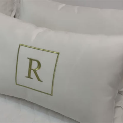 Par de Almofadas com Iniciais Square Veludo Branco Bordado Dourado