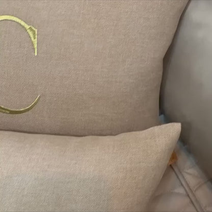 Par de Almofadas com Iniciais Married Linho Bege Bordado Dourado
