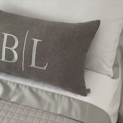 Par de Almofadas com Iniciais Married Linho Cinza Bordado Cinza Claro