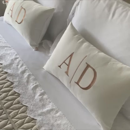 Almofada Individual com Iniciais Married Veludo Branco Bordado Amêndoa