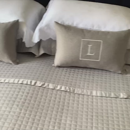 Par de Almofadas com Iniciais Square Linho Cinza Bordado Cinza Claro