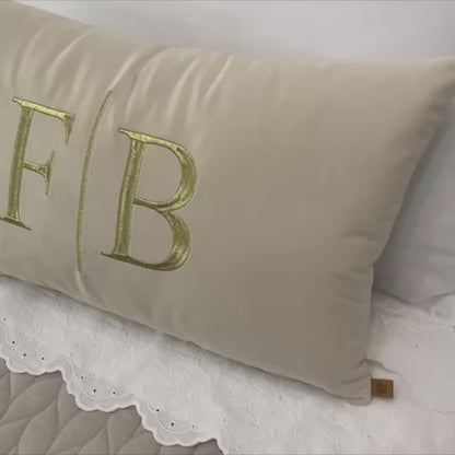 Par de Almofadas com Iniciais Married Veludo Bege Bordado Dourado