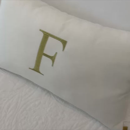 Par de Almofadas com Iniciais Single Veludo Branco Bordado Dourado