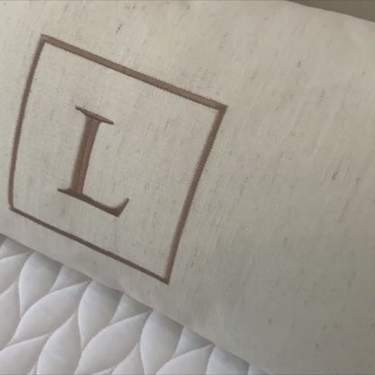 Par de Almofadas com Iniciais Square Linho Cru Bordado Amêndoa