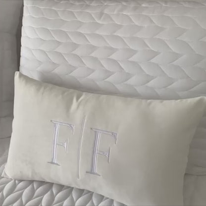 Almofada Individual com Inicial Married Veludo Branco Bordado Branco