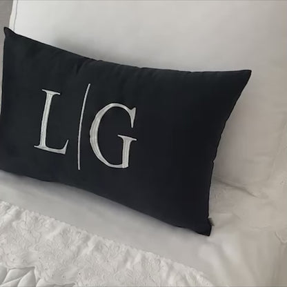 Par de Almofadas com Iniciais Married Veludo Preto Bordado Cinza Claro