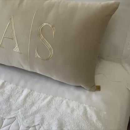 Almofada Individual com Inicial Married Veludo Bege Bordado Champanhe