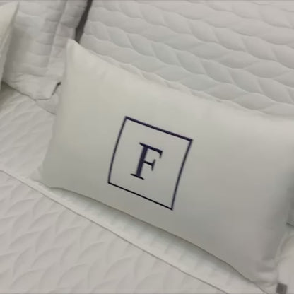 Par de Almofadas com Iniciais Square Veludo Branco Bordado Marinho