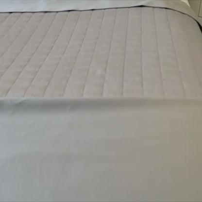 Almofada Individual com Inicial Square Veludo Cinza Claro Bordado Branco