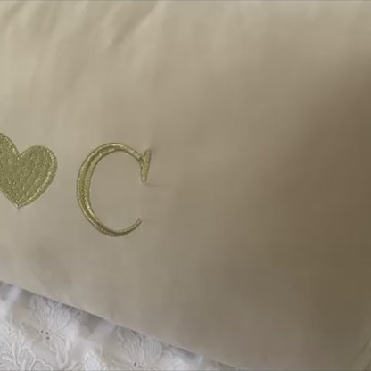 Par De Almofadas com Iniciais Heart Veludo Bege Bordado Dourado