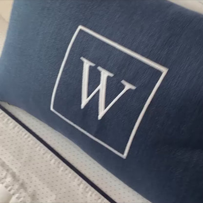 Par de Almofadas com Iniciais Square Linho Marinho Bordado Branco