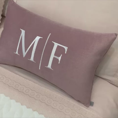 Par de Almofadas com Iniciais Married Veludo Rosa Bordado Branco