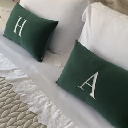 Par de Almofadas com Iniciais Single Veludo Verde Escuro Bordado Cinza Claro