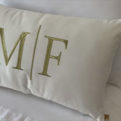 Par de Almofadas com Iniciais Married Veludo Branco Bordado Dourado