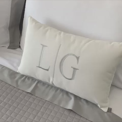 Par de Almofadas com Iniciais Married Veludo Branco Bordado Cinza Claro