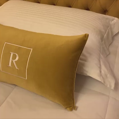 Par de Almofadas com Iniciais Square Veludo Amarelo Ouro Bordado Branco