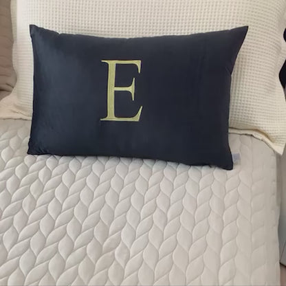 Par de Almofadas com Iniciais Single Veludo Preto Bordado Dourado
