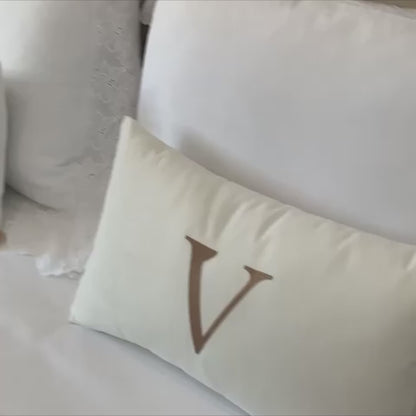 Par de Almofadas com Iniciais Single Veludo Branco Bordado Amêndoa