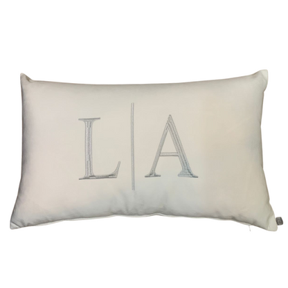 Almofada Individual com Inicial  Married Veludo Branco Bordado Cinza Claro
