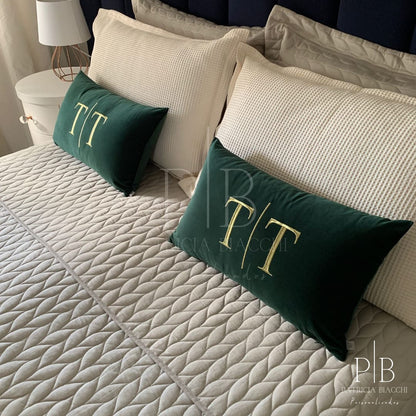 Par de Almofadas com Iniciais Married Veludo Verde Escuro Bordado Dourado