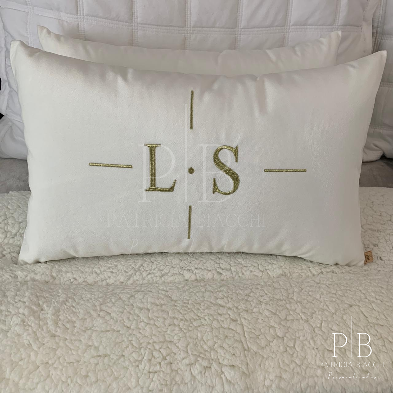 Par De Almofadas com Iniciais Design Veludo Branco Bordado Dourado