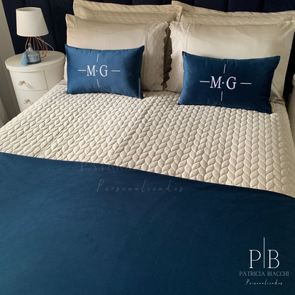 Par De Almofadas com Iniciais Design Veludo Marinho Bordado Branco