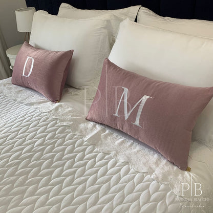 Almofada Individual com Inicial Single Veludo Rosa Bordado Branco