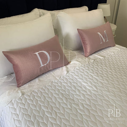 Almofada Individual com Inicial Single Veludo Rosa Bordado Branco