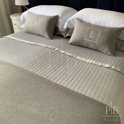 Par de Almofadas com Iniciais Square Linho Cinza Bordado Cinza Claro