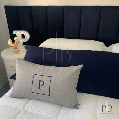 Almofada Individual com Inicial Square Linho Cinza Bordado Marinho