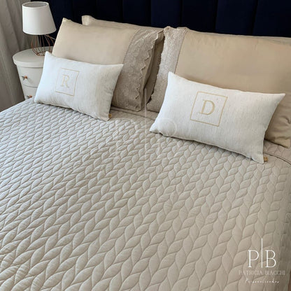 Almofada Individual com Inicial Square Linho Cru Bordado Champanhe