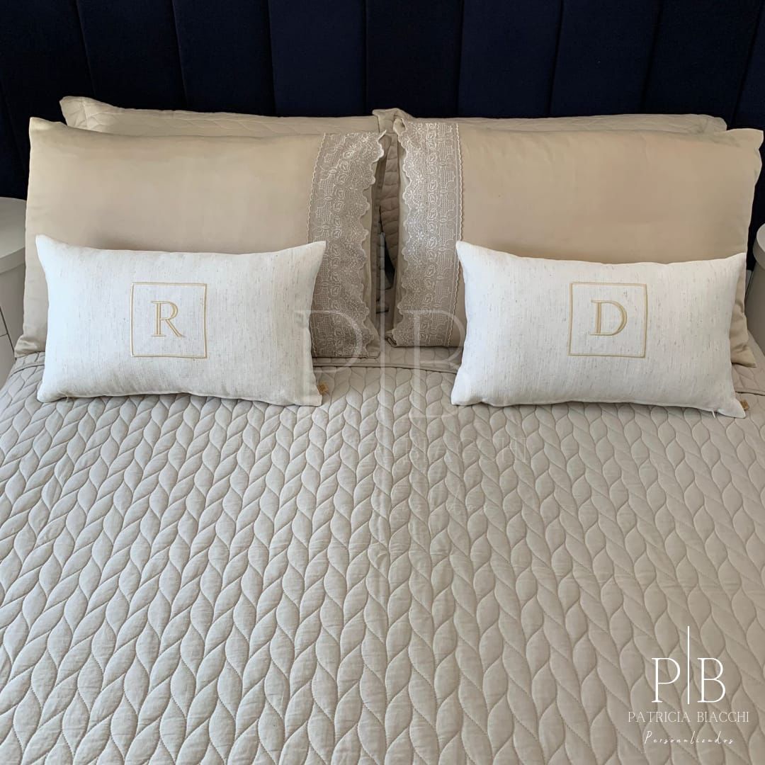 Almofada Individual com Inicial Square Linho Cru Bordado Champanhe