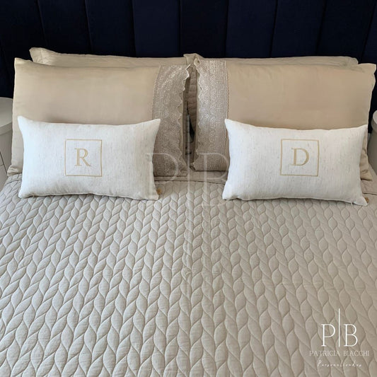 Almofada Individual com Inicial Square Linho Cru Bordado Champanhe
