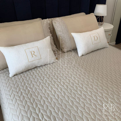 Almofada Individual com Inicial Square Linho Cru Bordado Champanhe